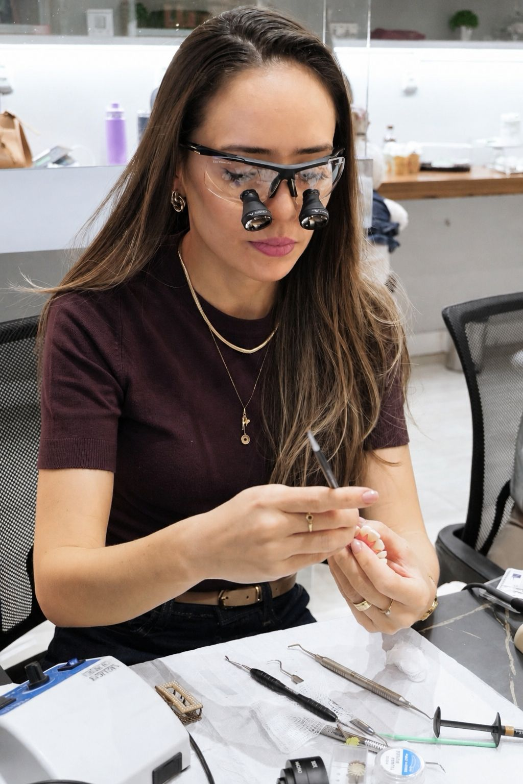 Dra. Ellen Lima em procedimento clínico com instrumentais